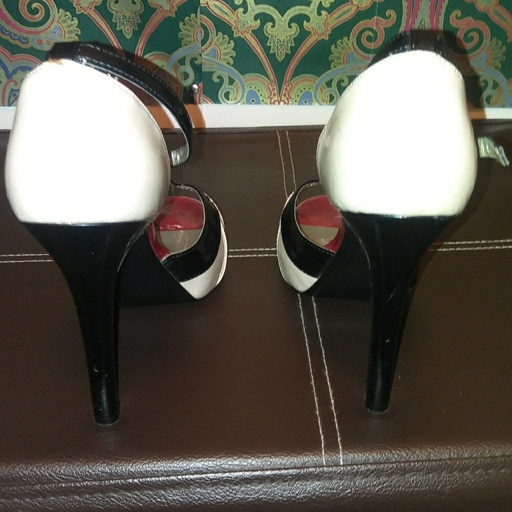Guess - Picture 3 of 5
